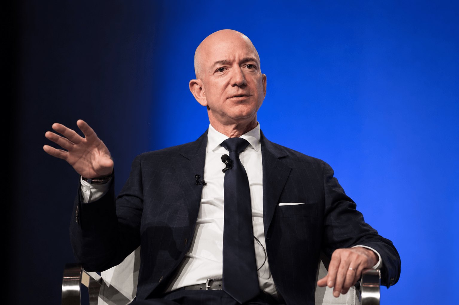 🇺🇸 Billionaire Jeff Bezos says the bottom half of US workers should pay zero…