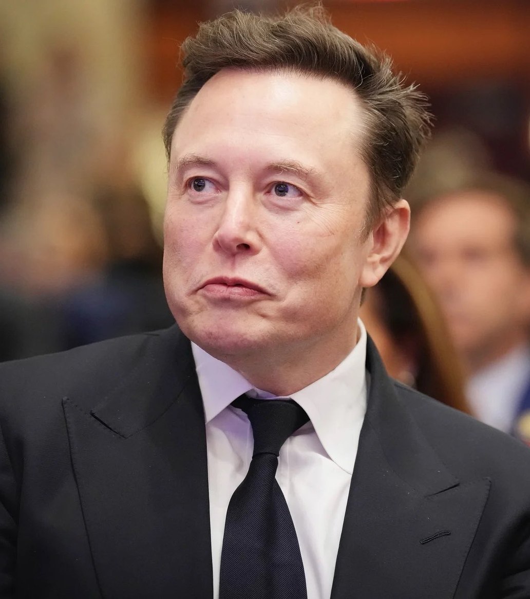 JUST IN: Elon Musk says "time to build a major base on the Moon."